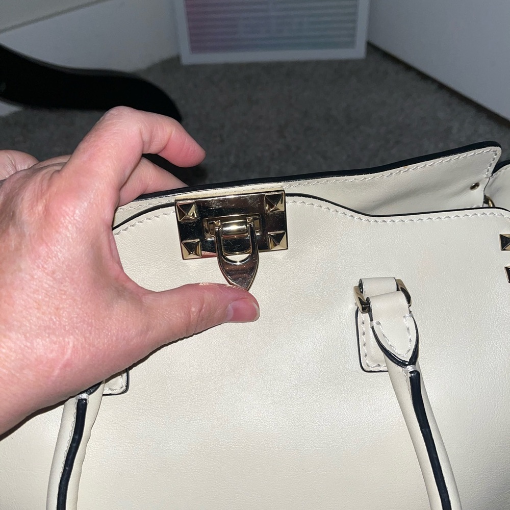 Valentino Garavani Ivory Leather Rockstud Trapeze Tote - Picture 7 of 14